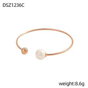 Dettaglio del bracciale rigido aperto oro rosa da 8,6 g con perla e sfera metallica