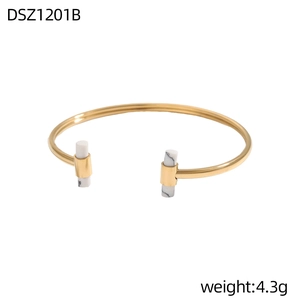 Minimalistisches goldenes C-Armband mit weißen Marmor-Zylindern an den Enden für Damen