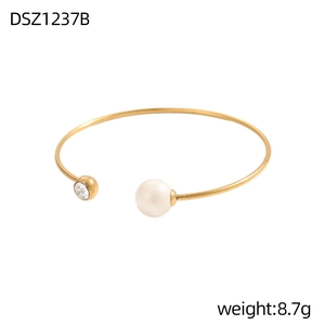 Dettaglio del bracciale dorato regolabile con perla sintetica e cristallo sfaccettato da 8,7 g