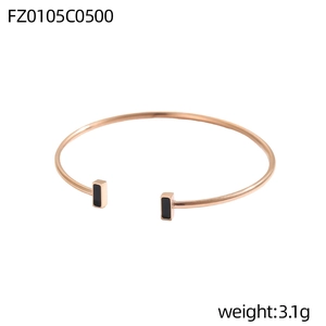 Detaillierte Makroansicht des minimalistischen C-förmigen Armreifs in Roségold mit schwarzen Einsätzen