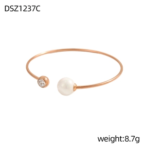 Dettaglio del bracciale a polsino oro rosa con perla bianca e perno in cristallo rotondo