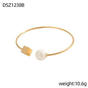Dettaglio del bracciale aperto dorato da 10,6g con cubo metallico e perla bianca elegante