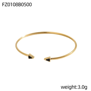 Detailsicht des 3,0g goldene C-Armreif mit schwarzen geometrischen Emaille-Enden
