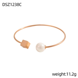 Dettaglio del bracciale aperto in oro rosa con cubo di metallo e perla, peso 11,2 g