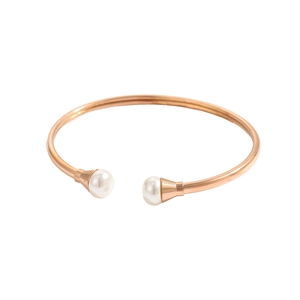 Dettaglio del bracciale aperto oro rosa con due perle bianche su una fascia sottile