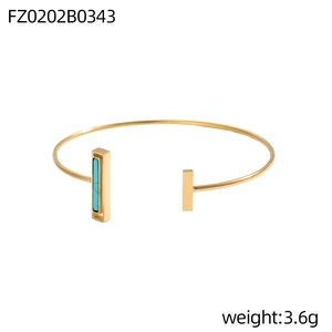 Detail eines vergoldeten C-förmigen Armbands mit Türkis-Inlay, Gewicht 3.6g