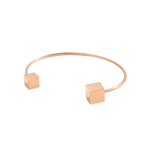 Dettaglio del bracciale rigido aperto in oro rosa con accenti cubici geometrici lucidi