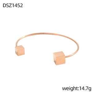 Dettaglio macro del bracciale rigido geometrico in oro rosa con cubi, peso 14,7 g