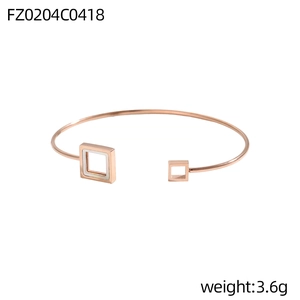 Detail eines roségoldenen C-förmigen Armbands mit Muscheleinlage und hohlem quadratischem Design