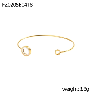 Makroaufnahme von 3,8g goldener C-Manschette mit weißem Muscheleinleger und offenem Design