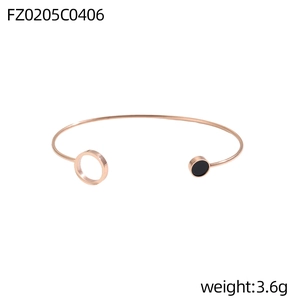 Detail eines Roségold-C-Armreifs mit geometrischer schwarzer Emaille und hohlem Ring