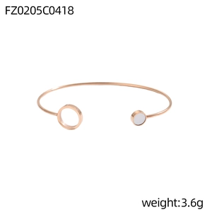 Detailansicht des roségoldenen C-Armreifs mit weißer Muschel-Einlage und 3,6g Gewicht