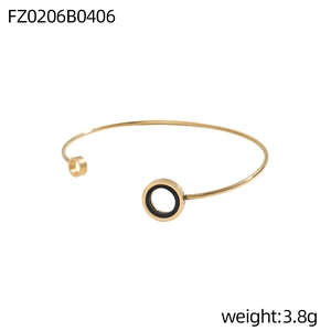 Poliertes goldenes Armband mit schwarzer Emaille-Einlage und geometrischem Design, 3.8g