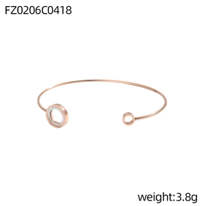 Detail eines roségoldenen geometrischen C-förmigen Armreifs mit Perlmutt-Einlage