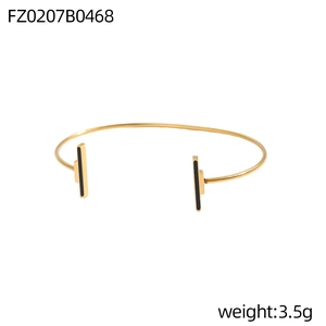 Minimalistisches goldfarbenes offenes C-Armband mit schwarzen Emaille-Stäben, 3,5g