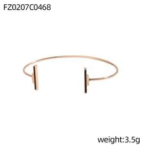 Detail eines roségoldenen C-Armreifs mit schwarzen Emaille-Stäben und einem Gewicht von 3,5g
