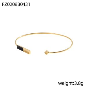 Detail eines 3,8g minimalistischen goldenen C-Armreifs mit geometrischem schwarzem Emaille