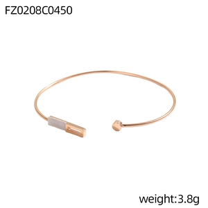 Detailansicht eines roségoldenen C-Armreifens mit Perlmutteinlage und 3,8 g Gewicht