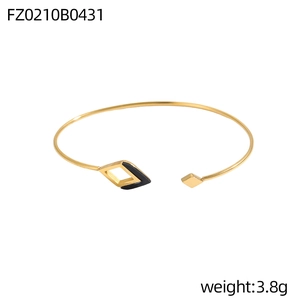 Detail eines 3,8g C-Armreifens mit geometrischer schwarzer Raute auf dem Goldband