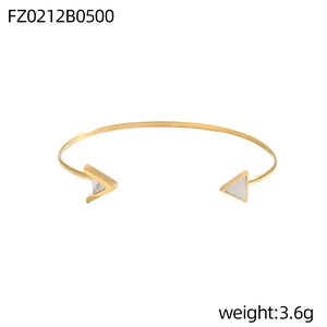 Details des vergoldeten C-förmigen Armreifs mit Perlmutt-Inlay und Geometrie-Design
