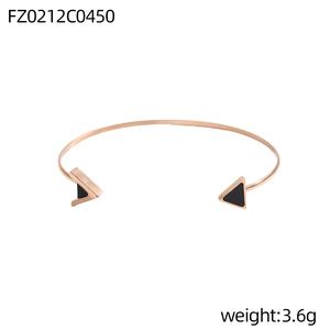 Detail eines rosévergoldeten C-Armreifens mit schwarzen Dreiecken, Gewicht 3,6 g