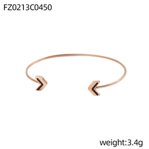 Detailaufnahme eines rosévergoldeten C-förmigen Armreifs mit Pfeildesign, Gewicht 3.4g