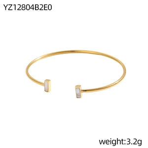 Detailansicht der 3,2g C-förmigen goldenen Manschette mit weißer Muschel-Einlage