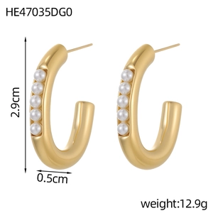 Detailed size view of gold C-shape pearl earrings showing 2.9cm height and 0.5cm width