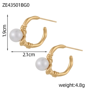Close-up of gold irregular twisted U-shaped earrings with white pearl and size dimensions