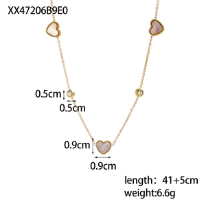 Detailed view of heart pendant necklace with dimensions 41+5cm and 6.6g weight
