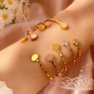 Bracciali aperti chic con motivi geometrici a stella e cuore in oro e oro rosa