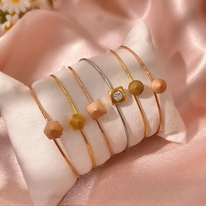Set di sei bracciali geometrici minimalisti in oro e argento su cuscino di velluto bianco