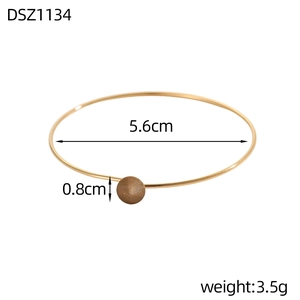 Dettaglio bracciale ad anello sottile oro minimalista diametro 5,6cm e perla da 0,8cm
