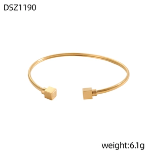 Dettaglio del bracciale rigido dorato lucido con estremità cubiche geometriche, 6,1 g