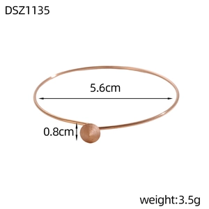 Dettaglio del bracciale oro rosa con dimensioni e ciondolo a cono da 0,8 cm