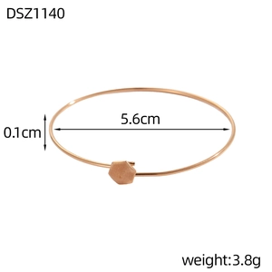 Bracciale rigido oro rosa minimalista con esagono e diametro interno di 5,6 cm