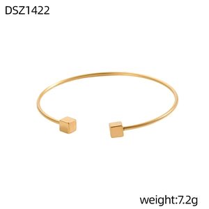 Dettaglio ravvicinato di un bracciale dorato geometrico da 7,2g con piccoli cubi