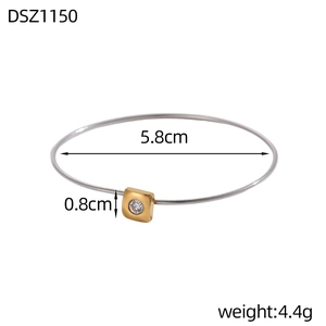 Dettaglio del bracciale argento con ciondolo quadrato dorato e zircone, diametro 5,8 cm