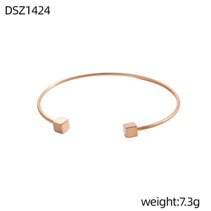 Bracciale rigido aperto oro rosa con cubi geometrici e dettaglio peso 7,3g