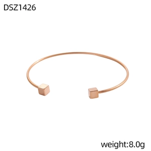 Macro di bracciale aperto in oro rosa con accenti cubici minimalisti su entrambe le punte