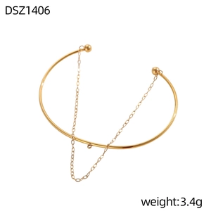 Dettaglio di un bracciale rigido dorato da 3,4g con doppio anello e catenina con sfere