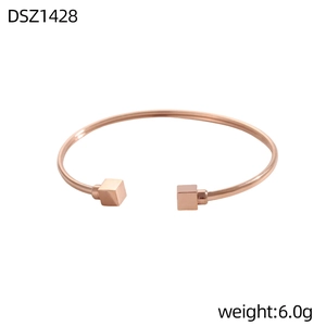 Dettaglio del bracciale aperto in oro rosa con cubi geometrici minimalisti, peso di 6,0 g