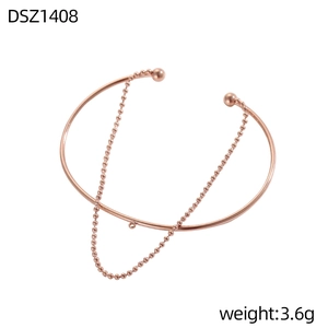 Dettaglio macro del bracciale rigido oro rosa con catena a sfere flessibile e design aperto