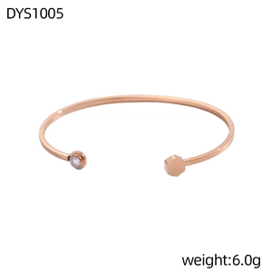 Dettaglio del bracciale aperto in oro rosa con pietra di zircone e piastra esagonale