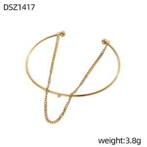 Dettaglio di un bracciale rigido dorato minimalista con perline e catena da 3,8g