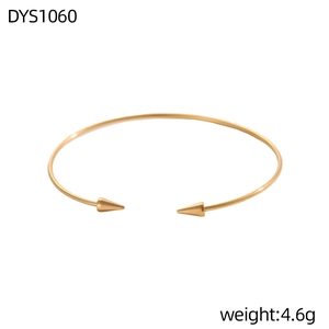 Dettaglio del bracciale aperto dorato da 4,6g con borchie e finitura in metallo opaco