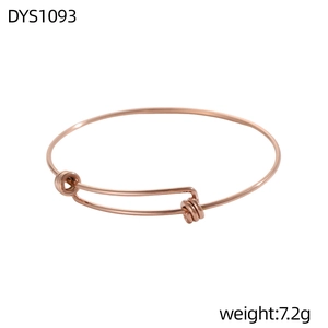 Dettaglio di un bracciale rigido regolabile in oro rosa con nodi scorrevoli e design minimale