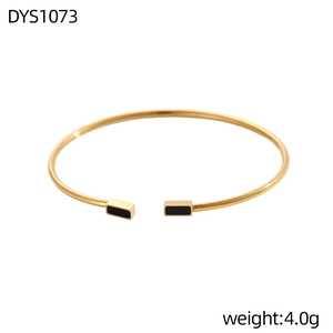 Dettaglio di un bracciale aperto dorato da 4g con terminali in smalto nero rettangolare
