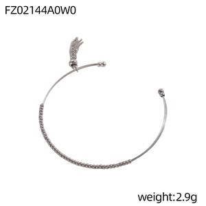 Dettaglio del bracciale a catena con sfere argentate e ciondolo leggero da 2,9g