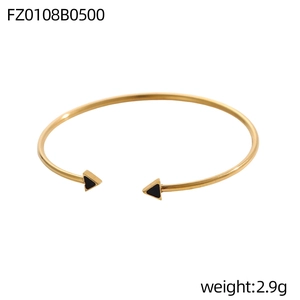 Dettaglio del bracciale rigido dorato con triangoli neri, peso di 2,9g
